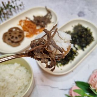 하나마이 [마마쿡] 전 청와대 천상현 셰프의 밑반찬  5종세트(소고기 장조림+연근조림+진미채+간장김자반+새우김자반) — 5점을 준 리뷰어가 2023년 4월 올린 사용 사진