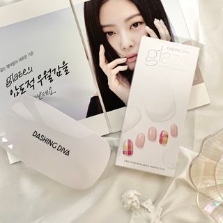 데싱디바 글레이즈 젤네일 네온체크 네일_4종 중 택 1 — 4점을 준 리뷰어가 2021년 8월 올린 사용 사진