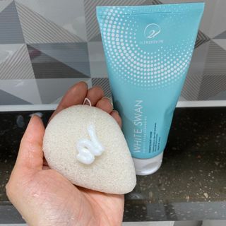 오투에니원 화이트 스완 퍼펙트 폼 클렌징 150g 퍼프증정 — 5점을 준 리뷰어가 2023년 1월 올린 사용 사진