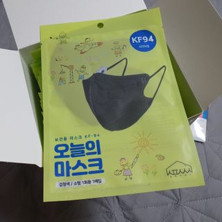 [심폐소생소] 오늘의마스크 KF94 소형 초등학생 어린이 마스크 — 5점을 준 리뷰어가 2021년 12월 올린 사용 사진