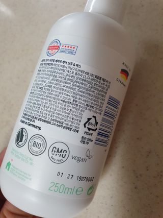 mom e 맘이 내추럴 베이비 케어 샴푸앤바스+로션 — 4.5점을 준 리뷰어가 2021년 1월 올린 사용 사진