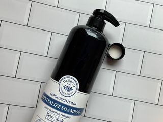 [닥터시드]슈퍼시드밤 리바이탈라이즈 샴푸 베베머스크향 1000ml — 5점을 준 리뷰어가 2024년 8월 올린 사용 사진
