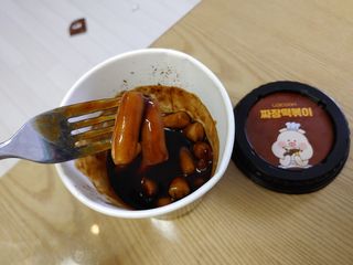유비쿡 컵떡볶이 매운컵떡볶이2개/ 짜장컵떡볶이 2개  총 4개세트 — 5점을 준 리뷰어가 2021년 3월 올린 사용 사진
