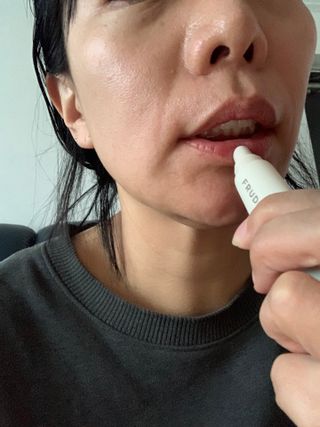 [후르디아] 올리브영 착한보습 비건 립버터 2종 — 5점을 준 리뷰어가 2023년 2월 올린 사용 사진