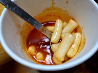 유비쿡 컵떡볶이 매운컵떡볶이2개/ 짜장컵떡볶이 2개  총 4개세트 — 5점을 준 리뷰어가 2021년 2월 올린 사용 사진
