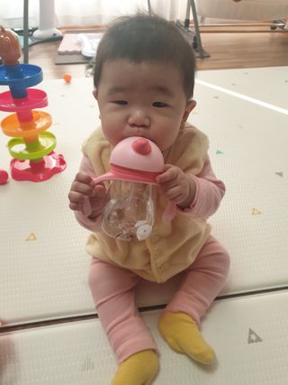 유비맘 트라이탄 코니빨대컵_컬러 랜덤 발송 — 5점을 준 리뷰어가 2021년 1월 올린 사용 사진