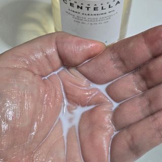 스킨1004 [SKIN1004] 마다가스카르 센텔라 라이트 클렌징 오일 200ml — 5점을 준 리뷰어가 2024년 8월 올린 사용 사진