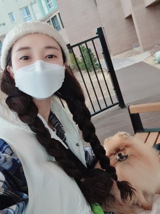 위케어 KF94 마스크 숨쉬기편한 귀안아픈마스크 국산원부자재 사용 식약처 승인 마스크 — 5점을 준 리뷰어가 2021년 3월 올린 사용 사진