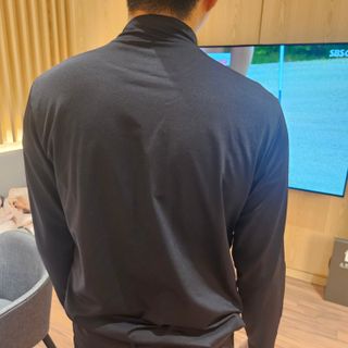 다운블로우_DBFWLB-6000M_FW 남자 스포츠 기능성 골프웨어 기모 이너 티셔츠(블랙) — 5점을 준 리뷰어가 2024년 12월 올린 사용 사진