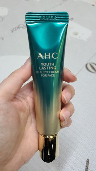 [NEW 탄력유턴 아이크림] AHC 유스 래스팅 리얼 아이크림 포 페이스 — 5점을 준 리뷰어가 2021년 2월 올린 사용 사진