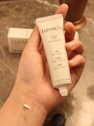 러브모아 향수 고체향수 승무원 고체향수 바르는 향수 니치향수 도손 우드세이지 앤 씨솔트 — 5점을 준 리뷰어가 2022년 12월 올린 사용 사진