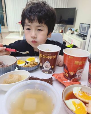 유비쿡 컵떡볶이 매운컵떡볶이2개/ 짜장컵떡볶이 2개  총 4개세트 — 5점을 준 리뷰어가 2021년 5월 올린 사용 사진