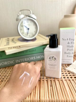 줄라이 모닝 _ JULY MORNING 줄라이모닝 하이드레이팅 퍼퓸드 바디앤핸드 에멀젼 — 5점을 준 리뷰어가 2021년 9월 올린 사용 사진