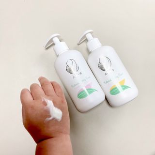 mom e 맘이 내추럴 베이비 케어 샴푸앤바스+로션 — 5점을 준 리뷰어가 2021년 1월 올린 사용 사진