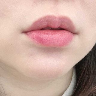 틱톡 [후르디아] 튼입술해결템 올리브영 블루베리 하이드레이팅 허니 립밤 — 5점을 준 리뷰어가 2023년 12월 올린 사용 사진