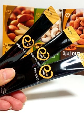 짜먹는 이지견과 짜먹는 이지아몬드, 짜먹는 이지허니피넛, 짜먹는 이지캐슈넛 각 10g X  10포 — 5점을 준 리뷰어가 2021년 2월 올린 사용 사진