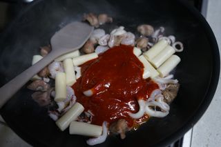 화끈한녀석들 새오똥400g 새우,오징어,똥집 볶음요리 소스,밀떡, 참기름 포함 — 4점을 준 리뷰어가 2022년 11월 올린 사용 사진