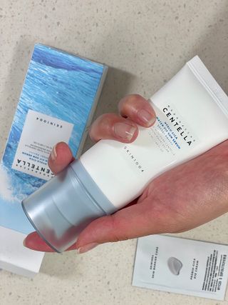 [스킨1004] 마다가스카르 센텔라 히알루-시카 워터핏 선세럼 50ml — 5점을 준 리뷰어가 2024년 5월 올린 사용 사진