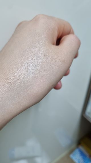 틱톡 [후르디아] 백탁NO! 화잘먹 수분광 선 에센스✨ — 5점을 준 리뷰어가 2023년 6월 올린 사용 사진