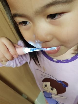 [오라덴스] 99.9 항균 칫솔모_키즈 진동칫솔 2,3단계 중 택 1 — 5점을 준 리뷰어가 2021년 7월 올린 사용 사진