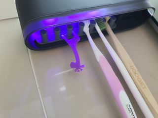 디하우트 랩 디하우트랩 UV 무선 칫솔살균기하루 8회 자동 살균 — 5점을 준 리뷰어가 2021년 11월 올린 사용 사진