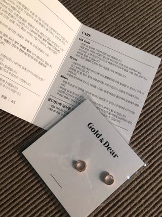 [골드앤디어] 14k 갓성비 귀걸이, 잘 때 껴도 편안한 미니민자원터치 l 5mm l 3color중 택1｜ — 5점을 준 리뷰어가 2021년 4월 올린 사용 사진