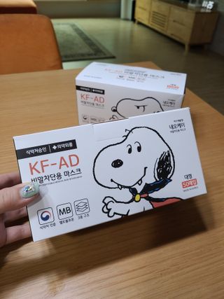 JHWORLD 스누피 마스크 정품 스누피 KF-AD 국내 비말차단 아동용 성인용 일회용 덴탈마스크 50매 — 5점을 준 리뷰어가 2021년 6월 올린 사용 사진