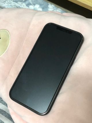 아클리브 Eco 항균 항바이러스 액정 보호필름(iPhone) — 3점을 준 리뷰어가 2022년 7월 올린 사용 사진