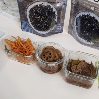하나마이 [마마쿡] 전 청와대 천상현 셰프의 밑반찬  5종세트(소고기 장조림+연근조림+진미채+간장김자반+새우김자반) — 4점을 준 리뷰어가 2023년 4월 올린 사용 사진