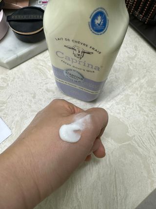 카프리나 산양밀크 모이스춰라이징 바디로션 350ml(라벤더향) — 5점을 준 리뷰어가 2023년 5월 올린 사용 사진