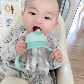 유비맘 트라이탄 코니빨대컵_컬러 랜덤 발송 — 5점을 준 리뷰어가 2021년 2월 올린 사용 사진