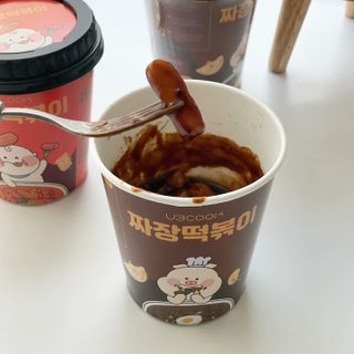 유비쿡 컵떡볶이 매운컵떡볶이2개/ 짜장컵떡볶이 2개  총 4개세트 — 5점을 준 리뷰어가 2021년 4월 올린 사용 사진