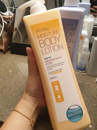 [과일나라] 바세린 모이스처 바디로션 1000ml 2종 — 5점을 준 리뷰어가 2021년 10월 올린 사용 사진