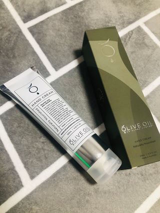 올리브 오일 스킨케어 컴퍼니 [OOSC] 보송보송한 내추럴리 너리시드 핸드크림 125ml — 5점을 준 리뷰어가 2021년 5월 올린 사용 사진