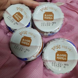 매일바이오 그릭요거트 오리지널 플레인 4개, 로스터리 커피믹스 4개 — 5점을 준 리뷰어가 2021년 12월 올린 사용 사진