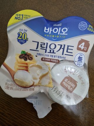 매일바이오 그릭요거트 오리지널 플레인 4개, 로스터리 커피믹스 4개 — 4.5점을 준 리뷰어가 2021년 12월 올린 사용 사진