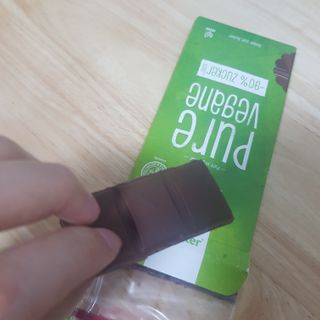 당류2g 자일리톨로 단맛을낸 슈카 퓨어비건 무설탕초콜릿 Xucker vegan 2개입 — 4점을 준 리뷰어가 2021년 4월 올린 사용 사진