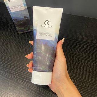 오일아리아 뉴트리 모이스처라이징 세사미 씨드 오일로션 & 데일리 디톡스 세사미 그라운즈 바디스크럽 — 5점을 준 리뷰어가 2023년 8월 올린 사용 사진