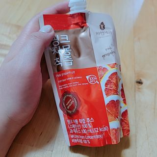 자연에온 핑크 자몽 착즙 100mL 10개입 1BOX +가 득담은 자몽 콜라겐 젤리스틱 1BOX — 4점을 준 리뷰어가 2021년 6월 올린 사용 사진