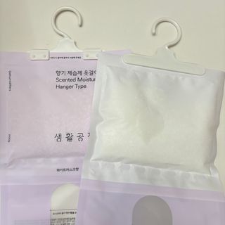[네이버 /생활공작소] 향기 제습제 옷걸이형 습기제거제 — 5점을 준 리뷰어가 2024년 8월 올린 사용 사진