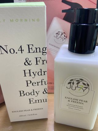 줄라이 모닝 _ JULY MORNING 줄라이모닝 하이드레이팅 퍼퓸드 바디앤핸드 에멀젼 — 5점을 준 리뷰어가 2021년 9월 올린 사용 사진