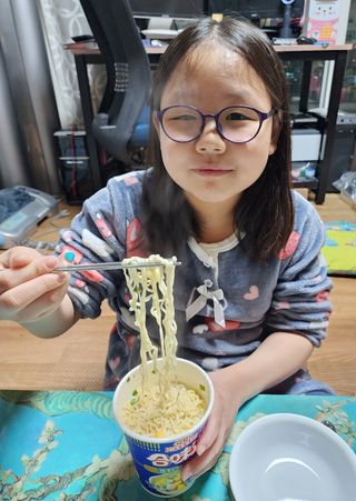 NISSIN 닛신 컵누들  4종 - 씨푸드오리지날, 씨푸드 스파이시, 씨푸드 커리, 씨푸드 XO소스 — 5점을 준 리뷰어가 2022년 12월 올린 사용 사진