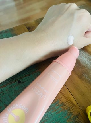 제주인디 카멜리아 블러썸 선크림 — 5점을 준 리뷰어가 2023년 9월 올린 사용 사진