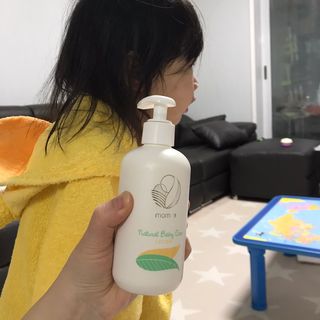 mom e 맘이 내추럴 베이비 케어 샴푸앤바스+로션 — 5점을 준 리뷰어가 2021년 1월 올린 사용 사진
