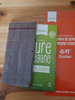 당류2g 자일리톨로 단맛을낸 슈카 퓨어비건 무설탕초콜릿 Xucker vegan 2개입 — 5점을 준 리뷰어가 2021년 4월 올린 사용 사진