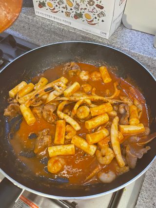 화끈한녀석들 새오똥400g 새우,오징어,똥집 볶음요리 소스,밀떡, 참기름 포함 — 5점을 준 리뷰어가 2022년 12월 올린 사용 사진