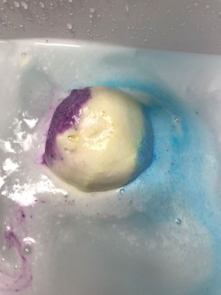 소담스퀘어 상암 Evreryday Bath Bomb Day7(에브리데이 배쓰밤 데이7) / 7종 중 2종 랜덤발송 — 4.5점을 준 리뷰어가 2022년 11월 올린 사용 사진