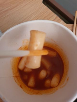 유비쿡 컵떡볶이 매운컵떡볶이2개/ 짜장컵떡볶이 2개  총 4개세트 — 5점을 준 리뷰어가 2021년 6월 올린 사용 사진