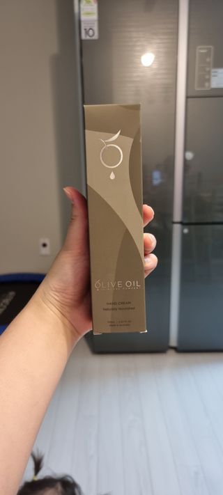 올리브 오일 스킨케어 컴퍼니 [OOSC] 보송보송한 내추럴리 너리시드 핸드크림 125ml — 5점을 준 리뷰어가 2021년 5월 올린 사용 사진