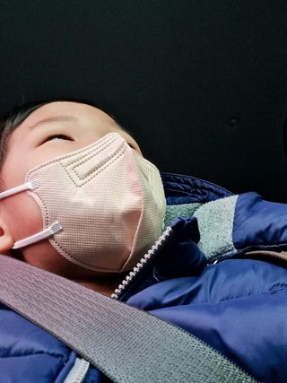 애니가드키즈 새부리형 KF94  5컬러 각 10매입 [화이트, 블랙, 크리미베이지, 코튼핑크, 그레이] 3-6세 — 5점을 준 리뷰어가 2022년 2월 올린 사용 사진